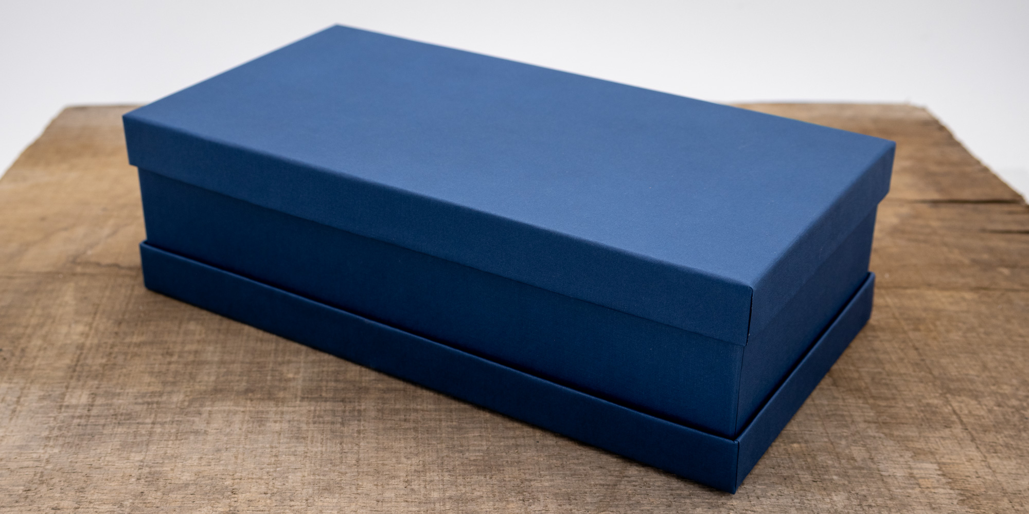 S261130075022-Dunkelblau-Efalin-114-3 Premium Geschenkkarton - Dunkelblau