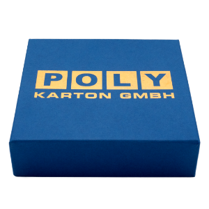 Blauer Karton mit goldenem Logo - Heißfolienprägung.