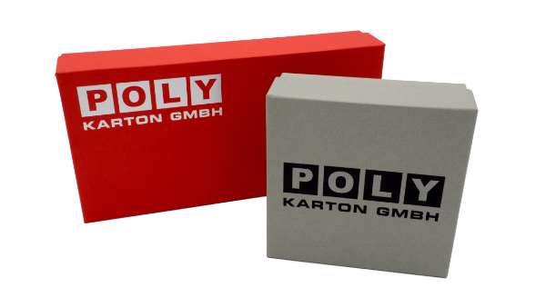 Großer roter Karton und ein grauer Karton mit Heißfolienprägung.
