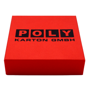 Roter Karton mit schwarzem Logo - Heißfolienprägung.