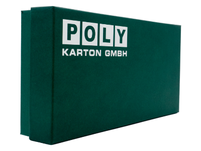 Großer dunkel grüner Karton mit weißem Logo - Heißfolienprägung.