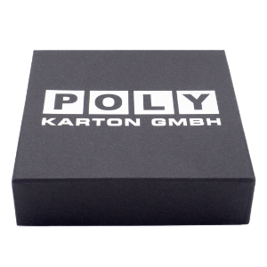 Schwarzer Karton mit weißem Logo - Heißfolienprägung.