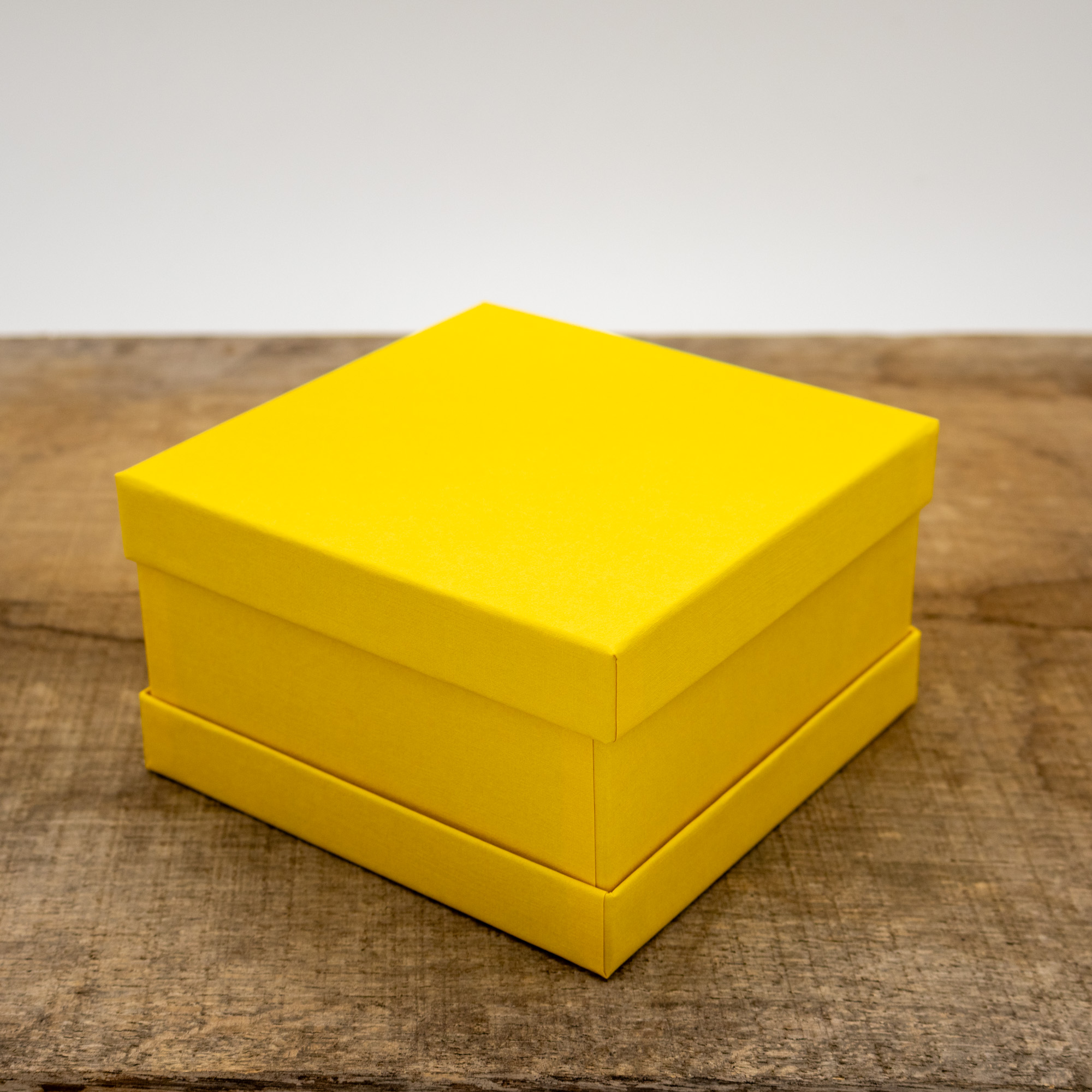 S130130075022-Goldgelb-Efalin-125-2 Premium Geschenkkarton - Goldgelb
