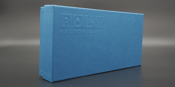 karton_hochpraegung_blau_lang Großer blauer Karton mit Hochprägung.
