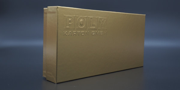 Großer goldener Karton mit Hochprägung.