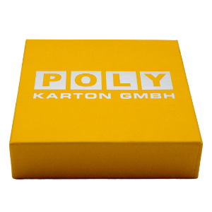 Gelber Karton mit weißem Logo - Heißfolienprägung.