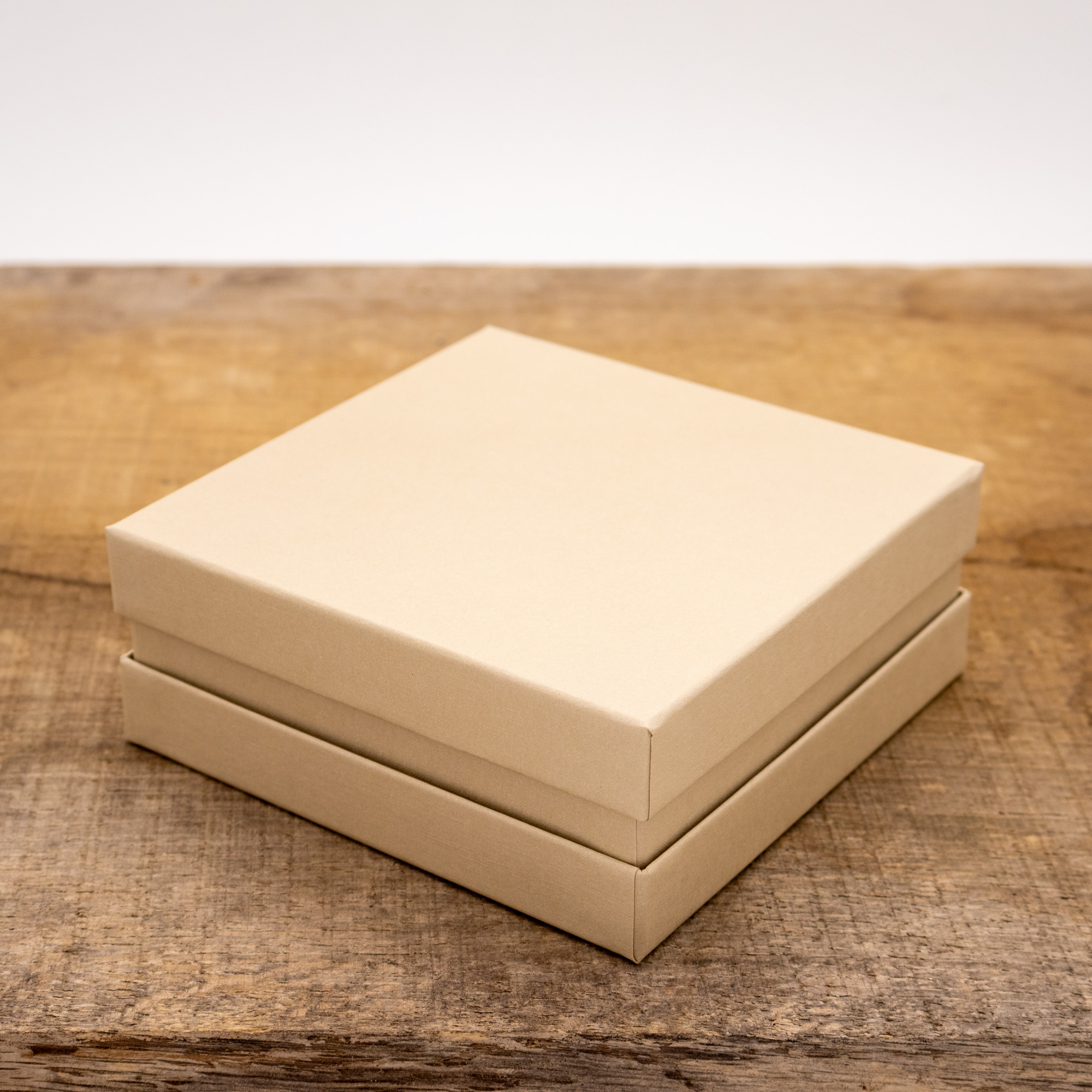 S130130050022-Sandbeige-Efalin-140-3 Premium Geschenkkarton - Sandbeige